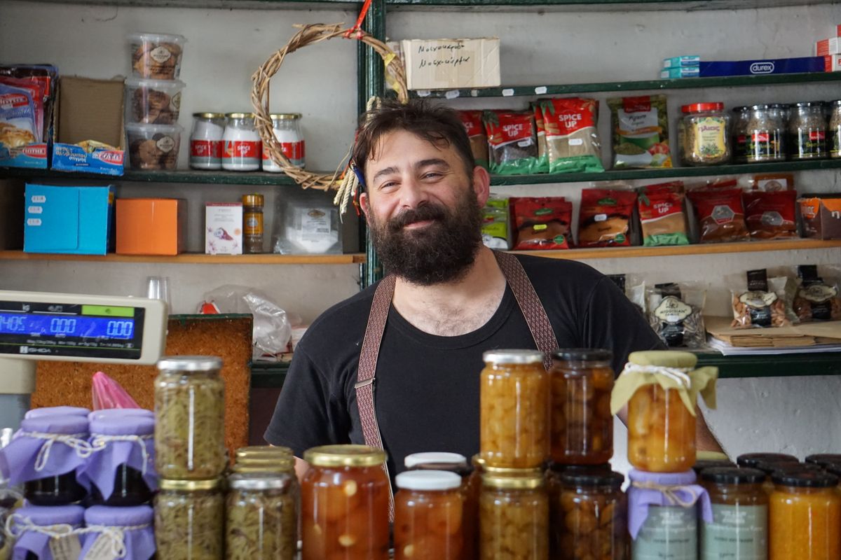 Commerçant souriant dans sa boutique de proximité