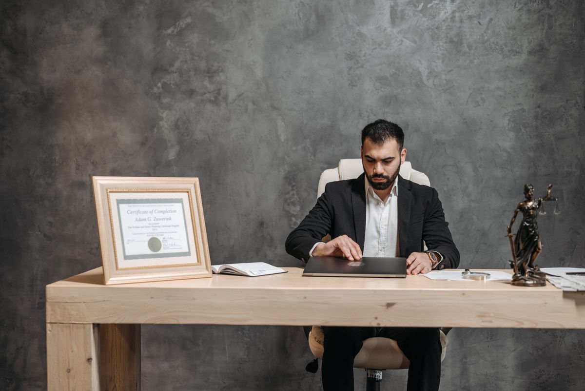 Avocat à son bureau, cadre professionnel