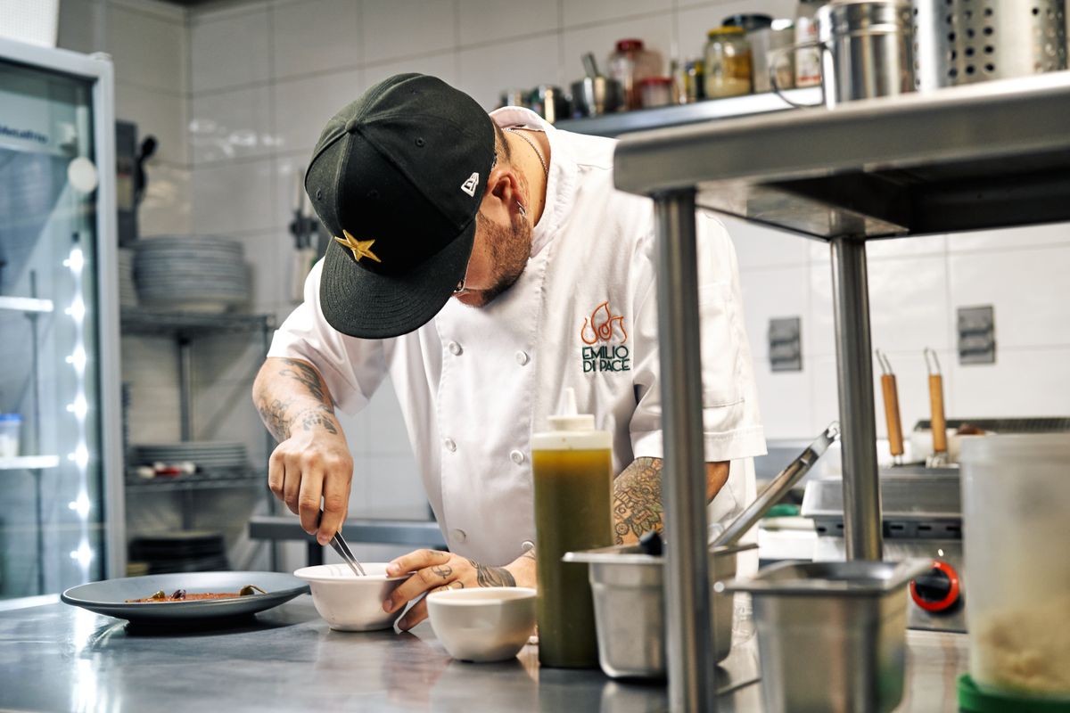 Chef en train de dresser une assiette dans sa cuisine